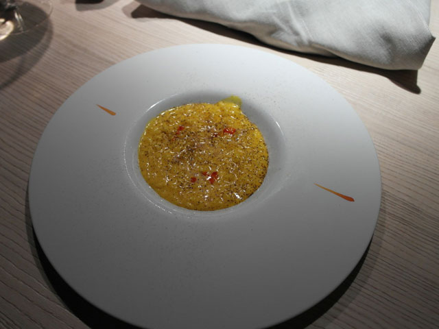 Le Calandre, risotto allo zafferano con polvere di liquerizia